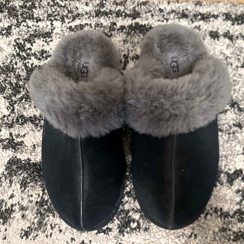 Womens UGG slippers size 6.